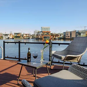 https://bed-and-boat.zandvoort-hotels.com